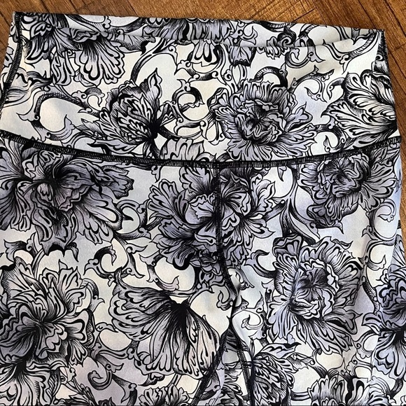 Lululemon Womens high rise crop leggings tights Sz 10 black gray floral - Picture 3 of 8
